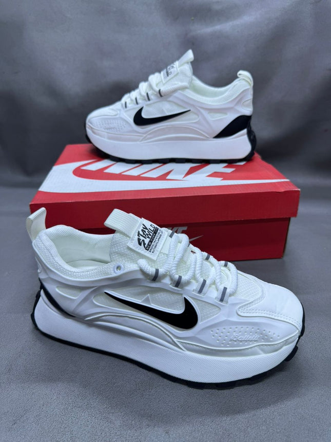 Nike Stay Wild Blanc/Noir - Semelle Noire