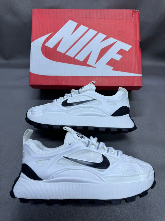 Nike Stay Wild Blanc/Noir - Semelle Noire