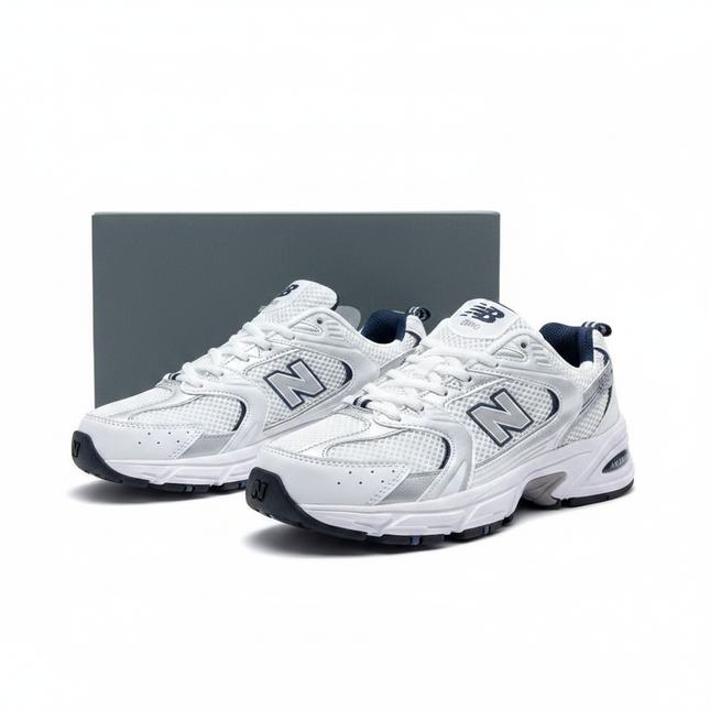 New Balance 530 Blanc Argent Navy – Vue 3/4 studio