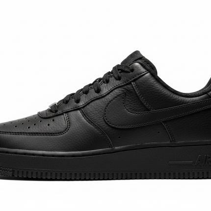 Nike Air Force 1 Low Triple Black vue profil fond blanc