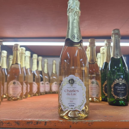 Charles du Lac Mousseux Rosé - toutes les bouteilles sur fond blanc éclatant