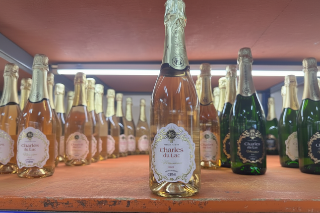 Charles du Lac Mousseux Rosé - toutes les bouteilles sur fond blanc éclatant