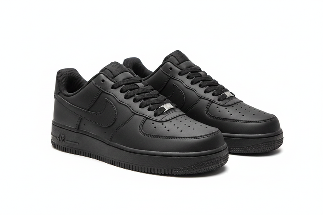 Nike Air Force 1 Triple Black - Vue 3/4